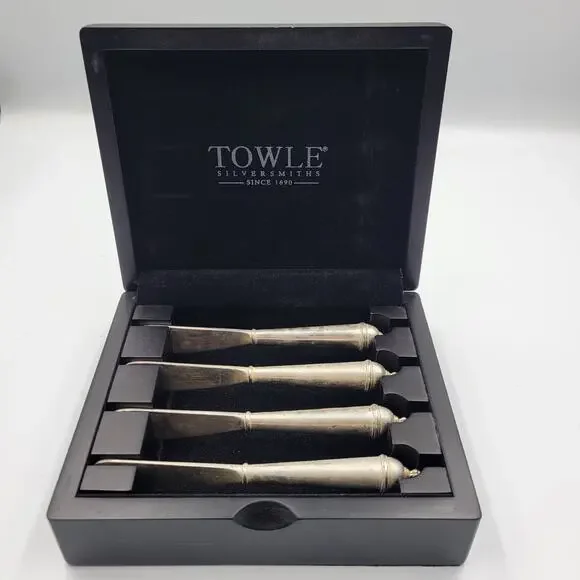 SET OF 4 TOWLE SILVERSMITHS ALLOY SPREADERS KNIFE IN WOODEN BOX TARNISHED
