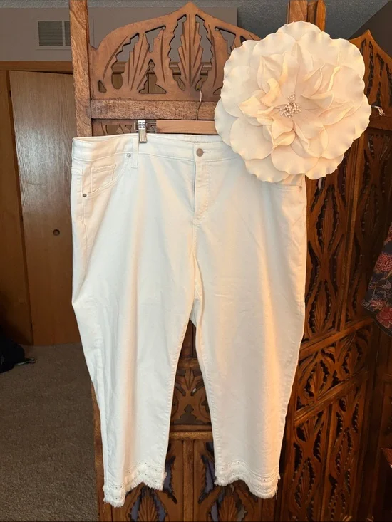 Chico's White Ankle-Length Capri Jeans  Frayed