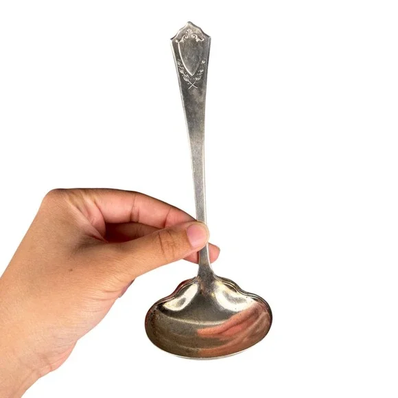 Rogers & Bro Silverplate Gravy Ladle Laurel Wreath Shield Scalloped Bowl 6.5 in‎