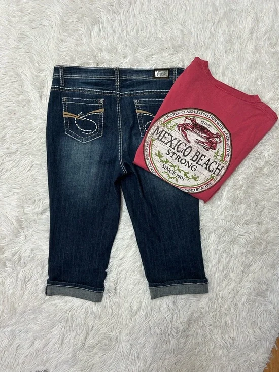 Earl Denim Capris size 10 with FREE TEE SHIRT🤗