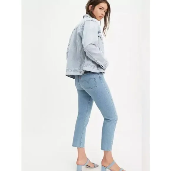 Levi’s Wedgie Straight Button Fly Cropped Raw Hem Light Wash Jeans Size 26