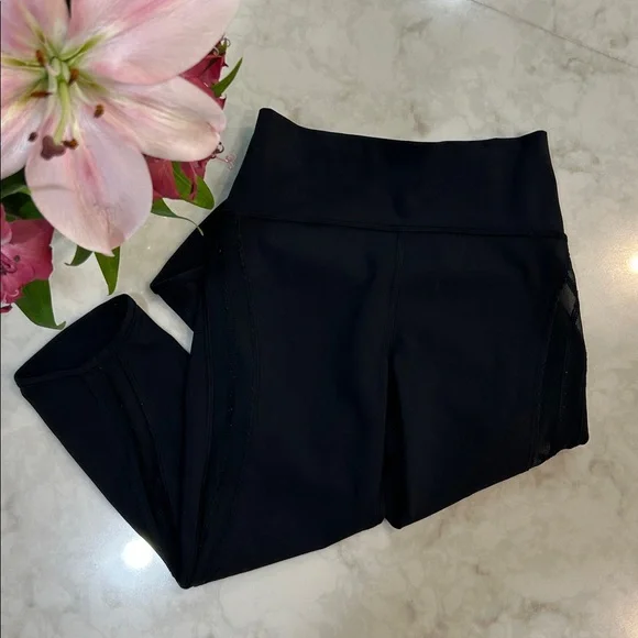 Lululemon Fresh in Mesh - Crop Leggings