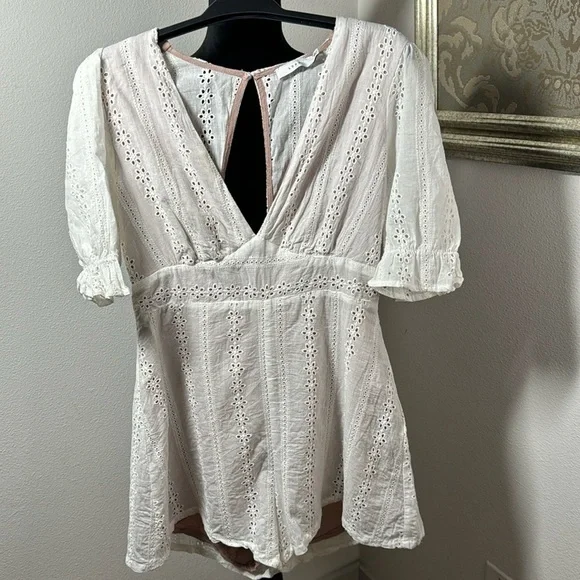 LUSH white eyelet V‎ cleavage nude lining cotton romper Sz L