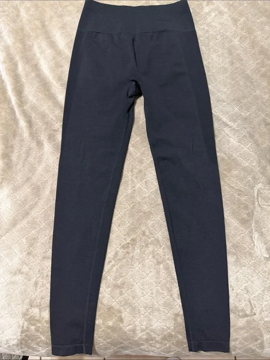 Sleek Black High-Waist Leggings w/ Glute-Enhancing Design