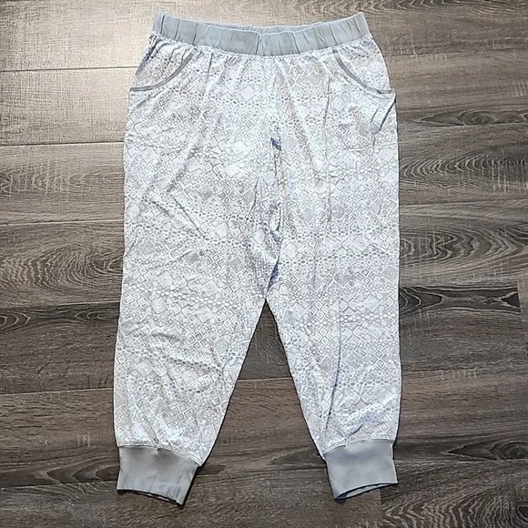 🦇 Cacique Light Gray Patterned Joggers 🦇