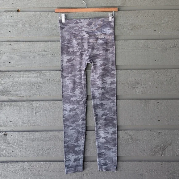 NWOT Spanx Look At Me Now Camo Leggings Gray Black Camo Size Medium Shapewear