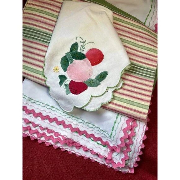 Vintage Table Topper, 2 matching Placemats and Handmade  Basket Liner/Bun Warmer