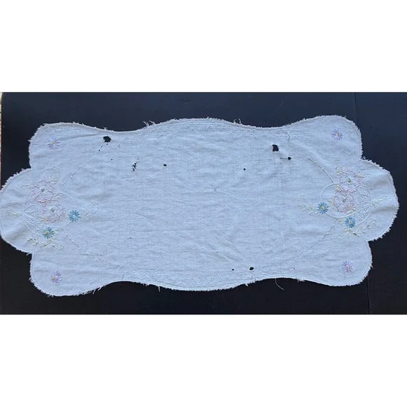 Vintage Embroidered Floral Table Runner White Linen Scalloped Edge 39 Inch