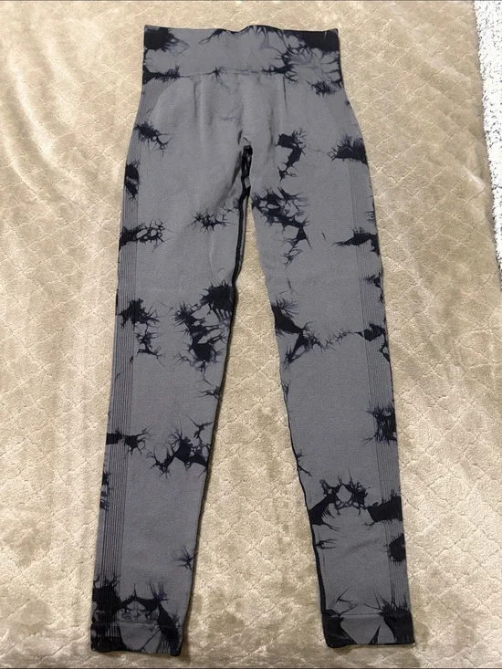 High-Rise Gray Tie-Dye Performance Leggings w/ Glute-Enhancing Design