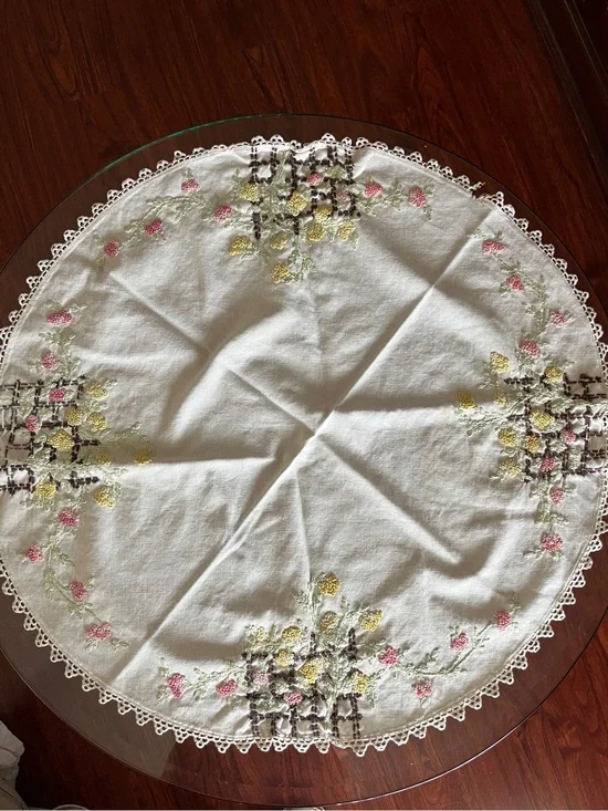 Vintage Hand Embroidered Crochet Table Dresser Round Flower Doily Tablecloth 31”