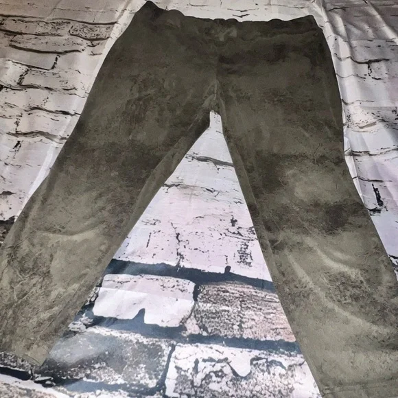 🍀Olive faux suede pants size‎ 20w