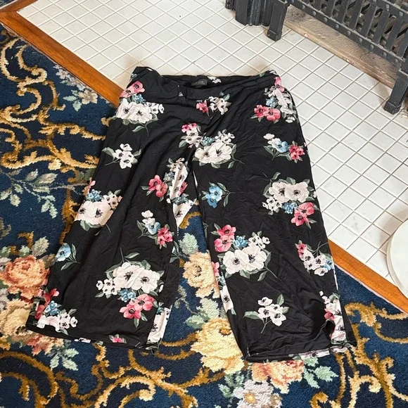 J. Jill Black Floral Cropped Pants- worn about‎ 6 times.