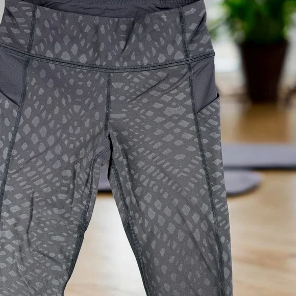 Lululemon‎ Leggings Women 4 Athletica Black Print Crop Yoga Run Hike Lounge