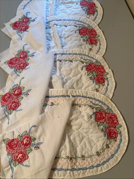 Vintage Embroidered Rose Quilted Placemat Set - White with Red & Green