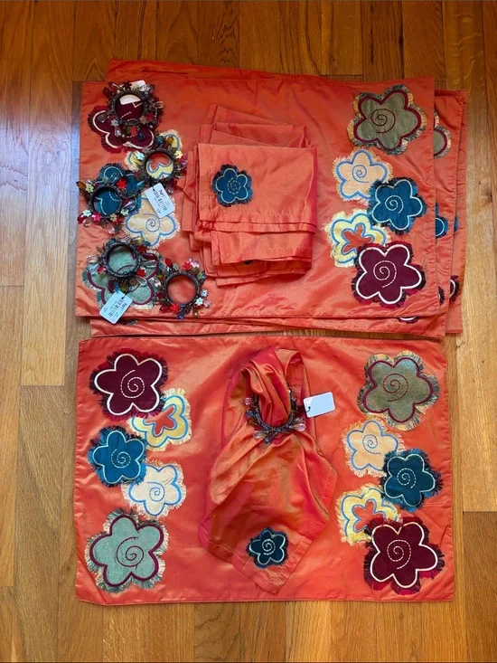 Pier 1 6 Piece Orange Floral Embroidered Table Placemats and Napkins With Rings