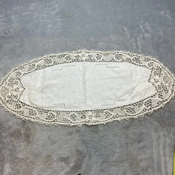 Vintage Oval Embroidered Table Runner Doily Size 25x11 Cream Lace Victorian