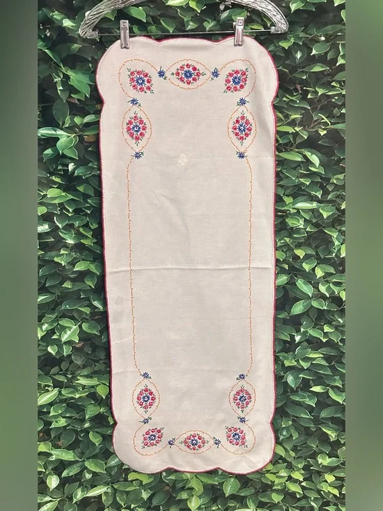 Vintage Needlepoint Table Runner Dresser Scarf White Floral 37