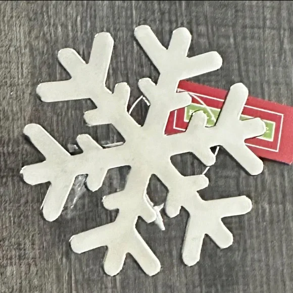 New Set of 8 Silvertone Snowflake Napkin Rings
