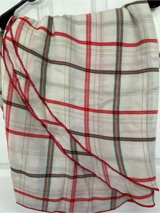 Vintage Plaid Round Tablecloth, 3 Table Runners and 6 Napkins