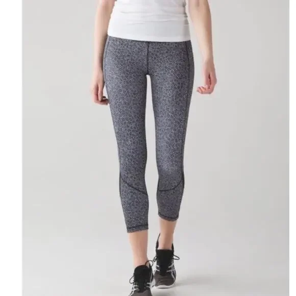 Lululemon Pace Rival Crop Freckle Flower Black‎ and White Print 22