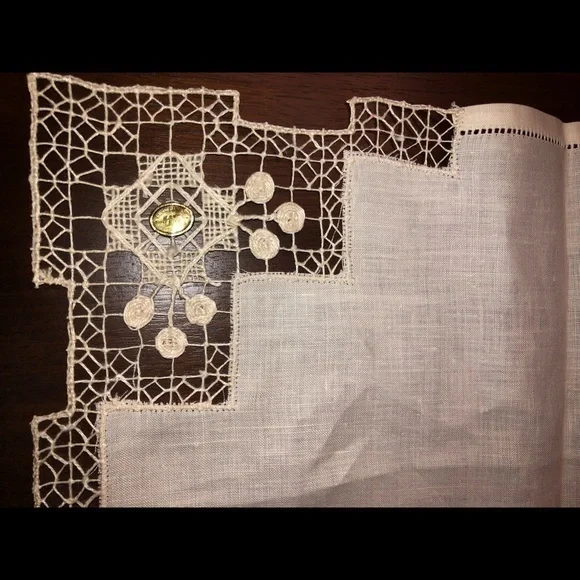 NEW set of 7 unused vintage linen lace trimmed napkins