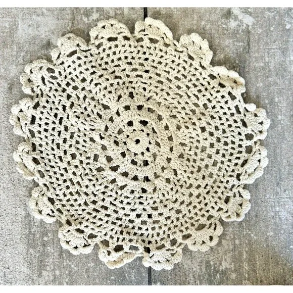 Round needlework doily‎ vintage crochet tabletop dresser vanity Cottage 10
