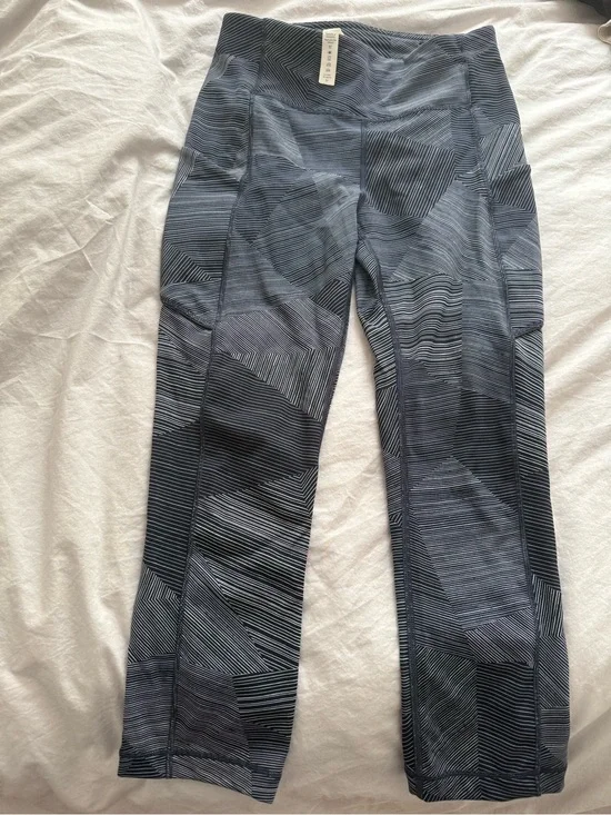 Lululemon Workout Leggings (cropped) size 4 - barely worn! Navy and White stripe