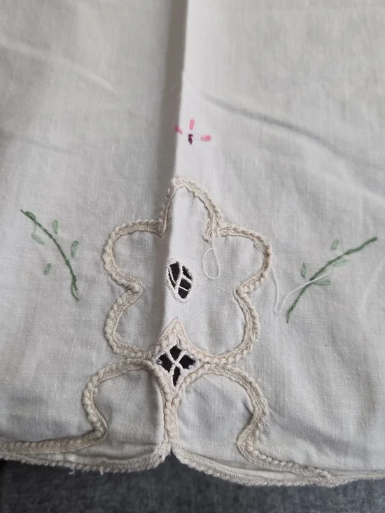 Applique&Embroidered,Crocheted Cutwork Floral Tablecloth Cream/Pink 81x64