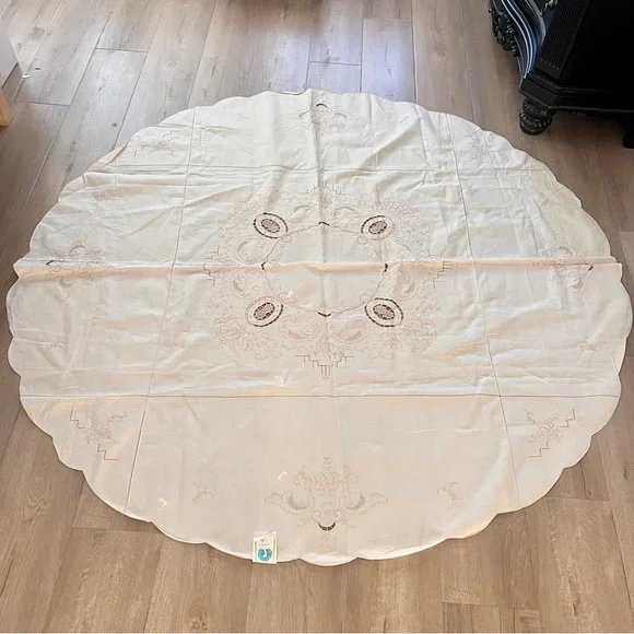 Vtg NWT Off White Embroidery Flowers Cut Out‎ Linen Round Tablecloth Large 64”