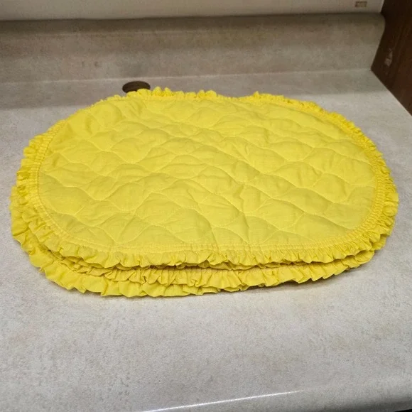 Vtg Yellow Quilted Ruffle Oval Placemats Set of 5 Cottagecore Farmhouse Decor‎