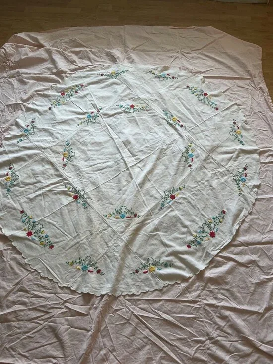 Vintage Embroidered Round Tablecloth Floral Scalloped Edges 80” White Cotton Ble