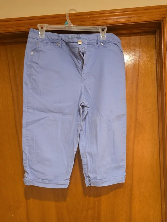 Gloria Vanderbilt Light Blue Capri Pants with Cuffed Hem