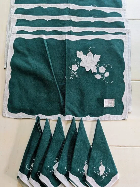 VTG Set of 6 Green Floral Applique Placemats & Napkins White Scalloped NOS
