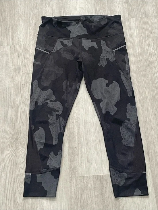 Athleta 1 black&grey camo ,capri and 2 black seize M plus 2 tank top M