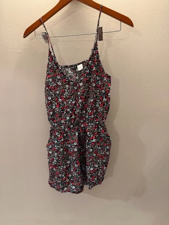 H&M Divided Floral Romper Red Pink Ditsy Print V-Neck Spaghetti Strap Size 4‎
