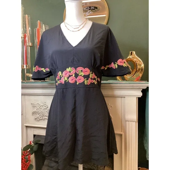 Entro Embroidered Floral‎ Romper Womens Medium Black Excellent V-Neck