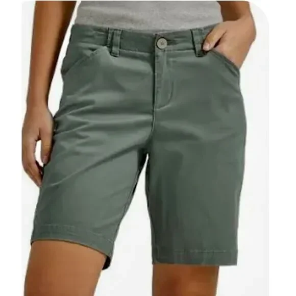 Levi’s olive green flat-front chino shorts. Button and zip fly closure, belt loo