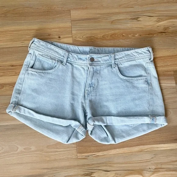 H&M skinny low waist white wash denim shorts