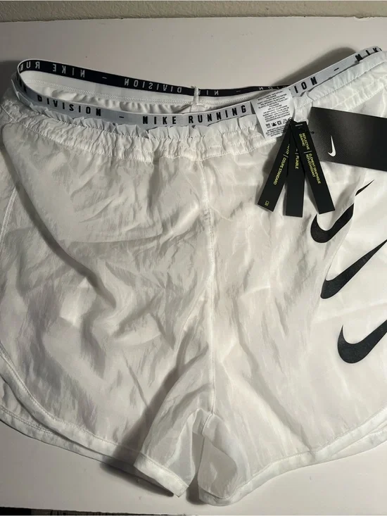 Nike Women’s Running White Athletic Shorts NWT 👟👟👟👟