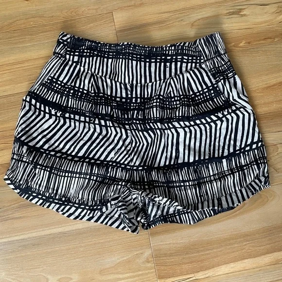 H&M black and cream/white shorts
