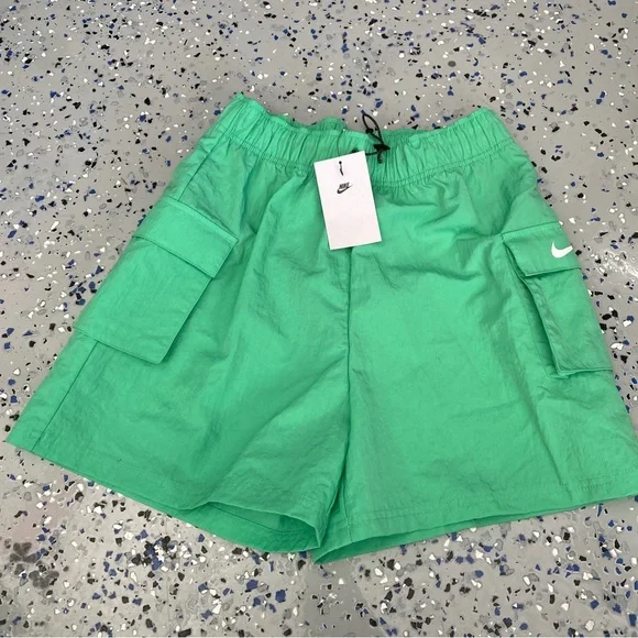 New Women's Nike DM6247 Loose Fit High‎ Rise Windbreaker Cargo Shorts Small