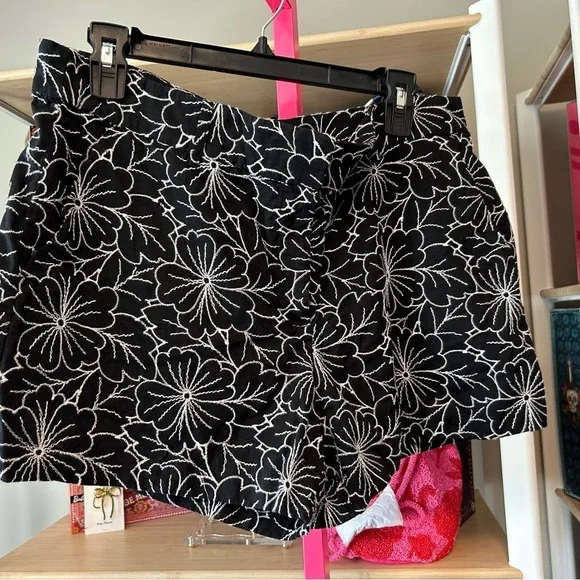 Loft Floral Black and White Women's Shorts size 12 EUC