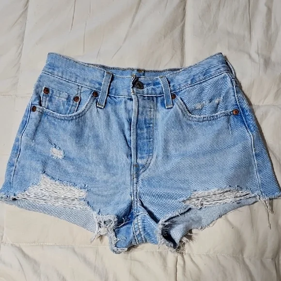 Womens 501 Levi Distressed Shorts. 2