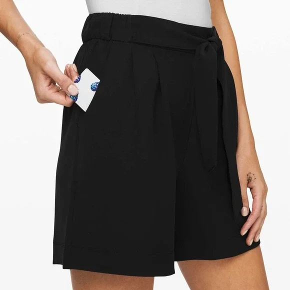 Lululemon Noir‎ Short, Black (5.5
