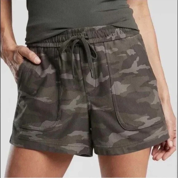 Athleta Farallon Green Camo Athletic Lounge Athleisure Shorts (2 Tall)
