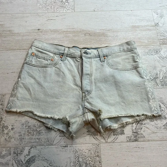 Levi’s Light Wash 501 Embroidered Cut Off Jean Shorts Size 31