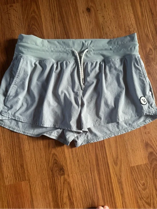 Vuori Seabreeze Women's Light Grey Athletic Shorts with Drawstring  Medium
