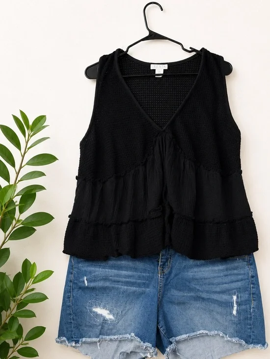 Torrid distressed jeans shorts with black flowy tank -