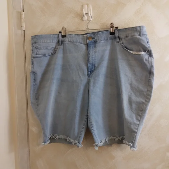 Size 26 Lane Bryant Light Wash Denim Shorts Raw Hem 10