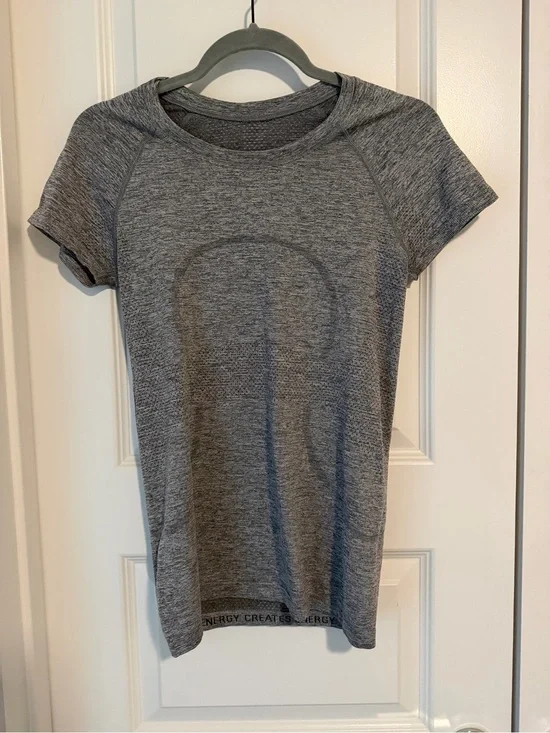 Women’s Lululemon Gray Swiftly Tech Short Sleeve 2.0 Hip Length Size 6